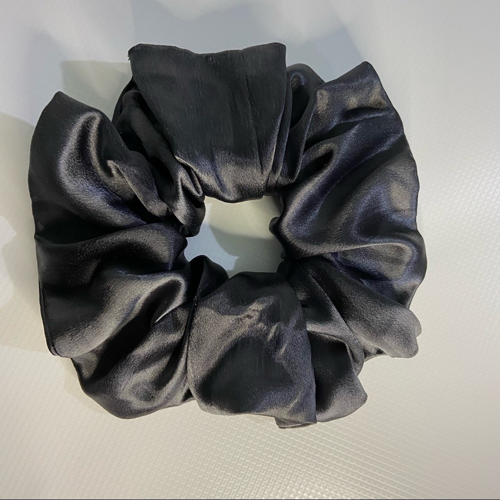 Handmade women grey satin oversized scrunches. NWT. Condition. - Picture 3 of 6